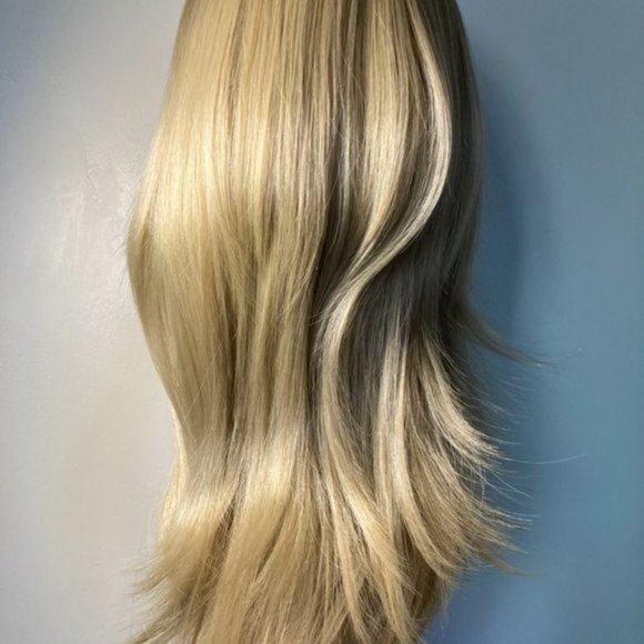 Shoulder-Length Blonde Wig - Picture 4 of 9